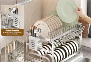 Escorredor de Louca Inox organizando pratos ao lado da pia