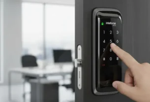 Fechadura Intelbras FR 101 instalada em porta residencial