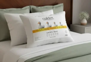Travesseiros Oaktex arrumados sobre cama de casal