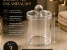 Detalhes dos recipientes e das tampas do kit com três organizadores de algodão e cotonete.